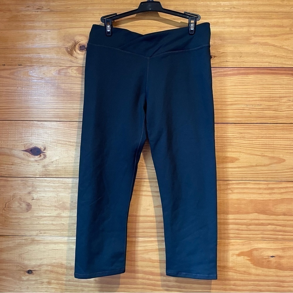 Fabletics Black Crossover Cropped Capri Activewear Workout Leggings